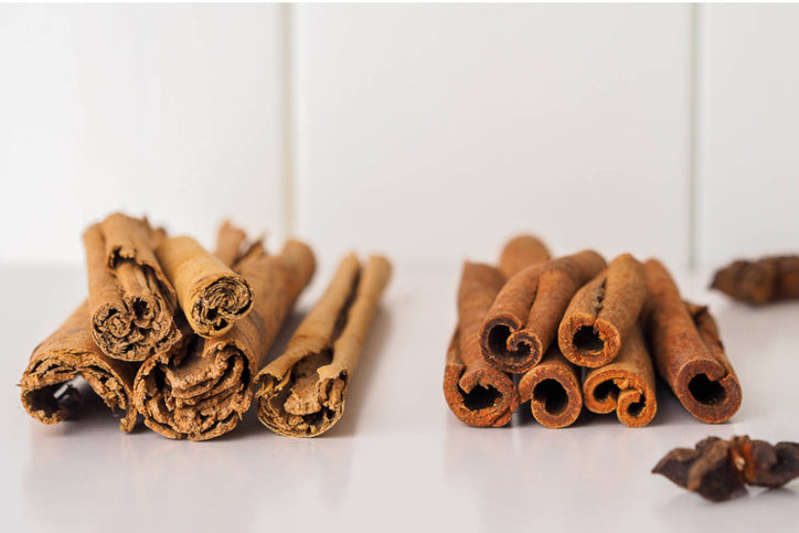 cassia sticks vs ceylon cinnamon sticks on a table