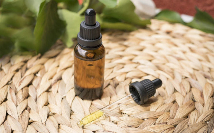 Andrographis extract on wicker placemat 